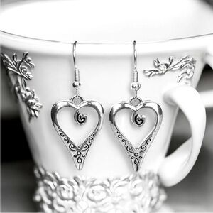 5 For $25💫Silver Groovy Heart Dangles